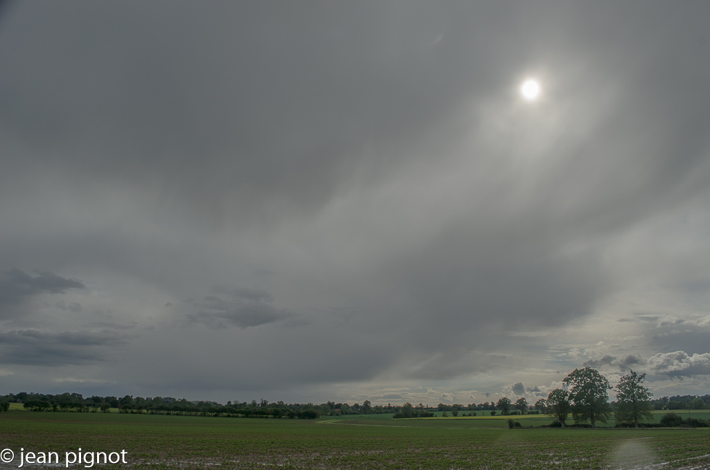 paysage de plaine orageu soleil voilé.jpg