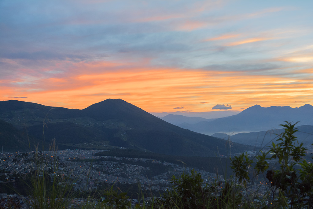 1-le jour se lève sur Quito.jpg