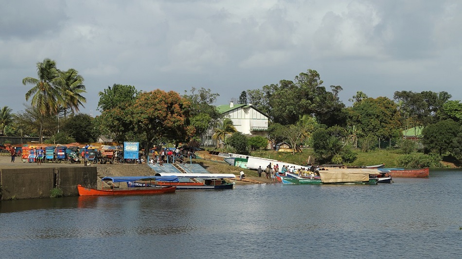 07 Tamatave, embarquement sur le canal des Pangalanes.jpg