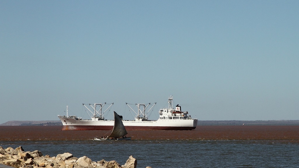 59 Traces de la Betsiboka dans le canal du Mozambique.jpg