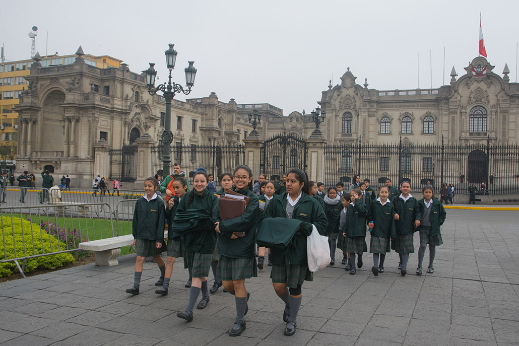 177-Groupe de scolaires devant le palais présidentiel.jpg
