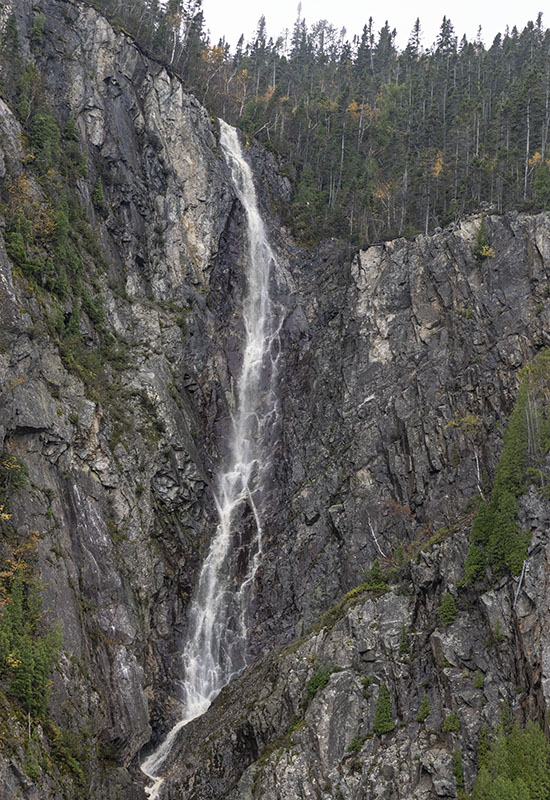 La cascade du Caribou-qui-pisse dans le fjord du Saguenay.jpg